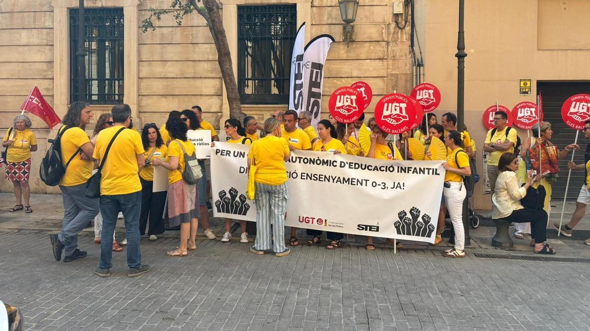 Un momento de la protesta realizada este martes a las puertas del Parlament.