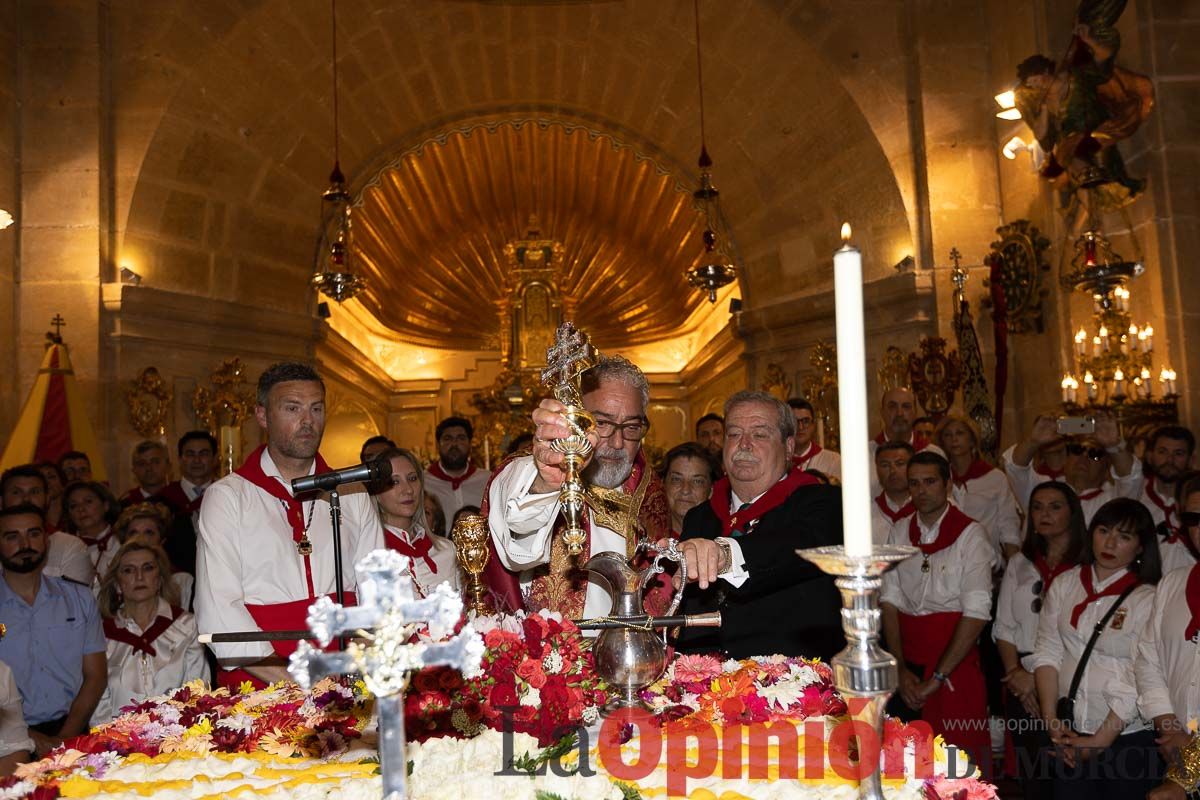 Bandeja de flores y ritual de la bendición del vino en las Fiestas de Caravaca