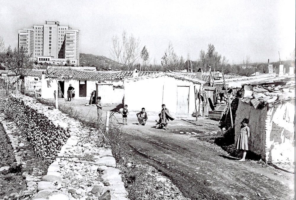Barraques a la llera del riu Ter, a l’alçada del barri de Sant Ponç, a la dècada de 1950. L’any 1957, el Río tenia 140 barraques, que acollien unes 700 persones, exposades a riuades com la del 1962.
