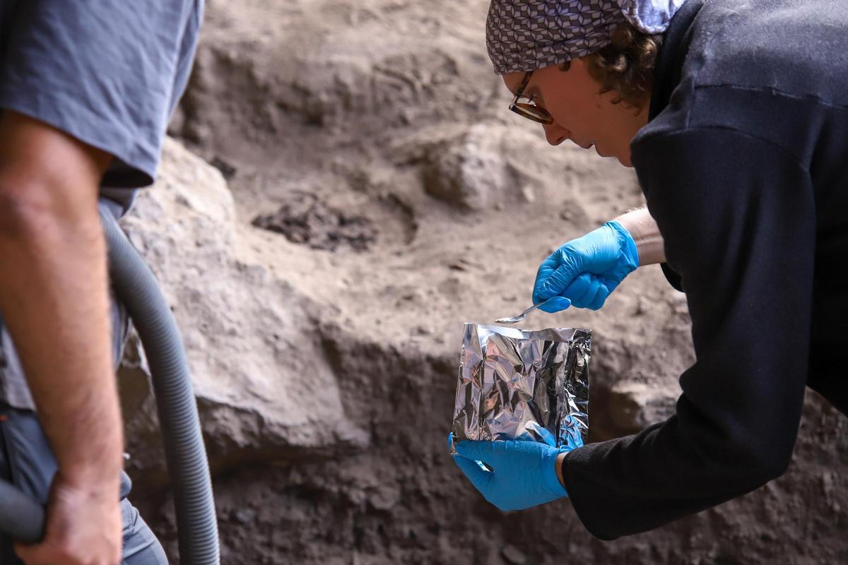 Una trabajadora manipula un producto en la excavación.