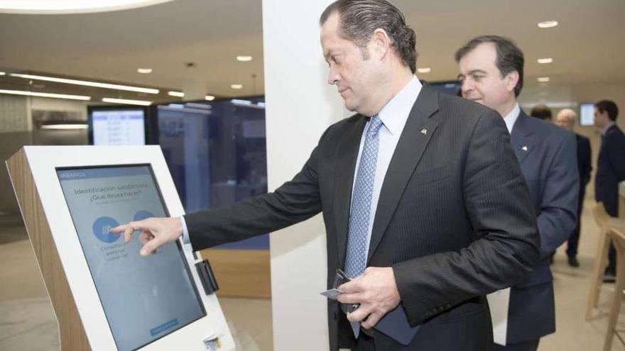 Juan Carlos Escotet y Francisco Botas durante la presentación del nuevo modelo de oficinas.