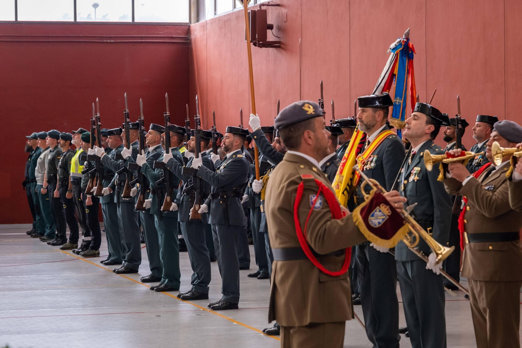 EN IMÁGENES: Así fueron los actos en Oviedo del 179 aniversario de la Guardia Civil