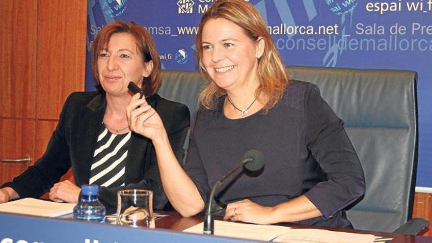 María Salom y Margalida Roig, ayer durante la presentación del proyecto de presupuestos del Consell.