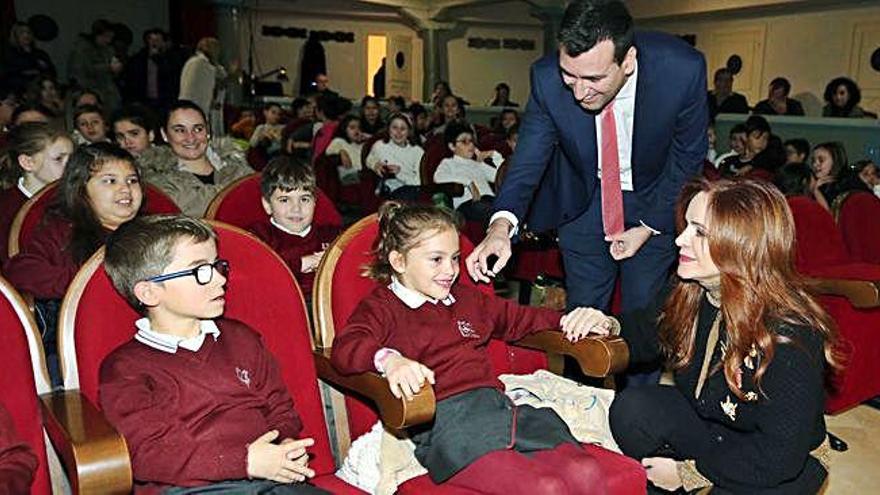 Silvia Clemente. con los niños en las Cortes.