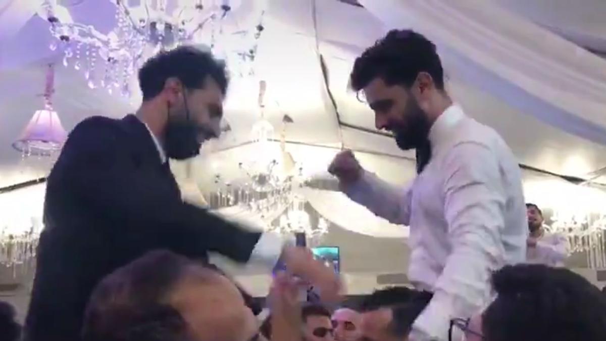 Ni mascarilla ni distanciamiento social: Salah celebró así la boda de su hermano días antes de dar positivo en Covid