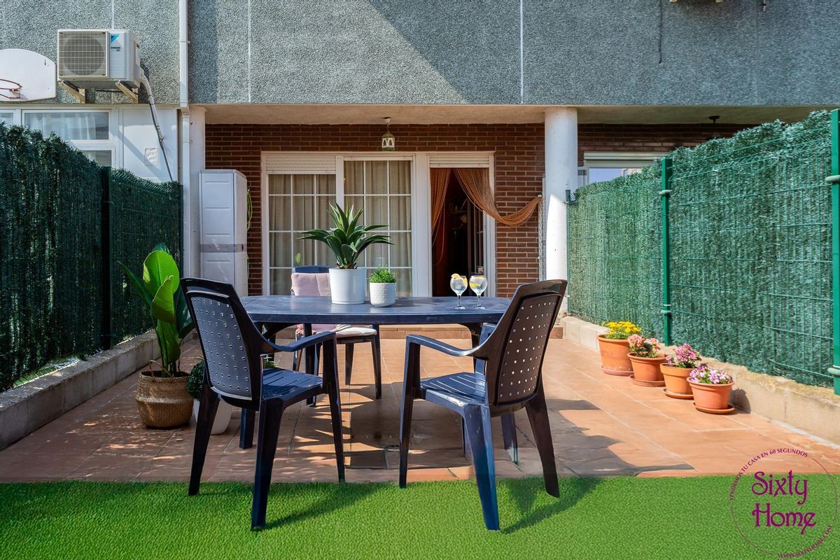 La gran terraza del unifamiliar a la venta en Santa Isabel