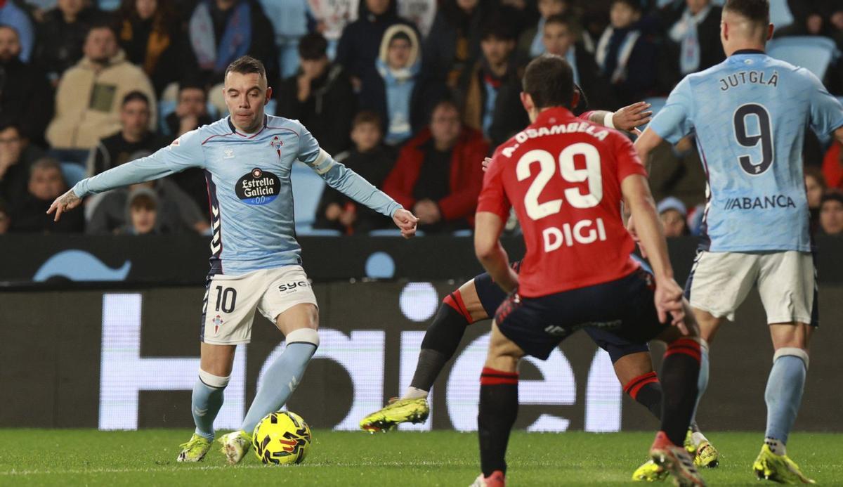 Iago Aspas  conduce el balón durante los últimos minutos del partido de ayer. | JOSÉ LORES