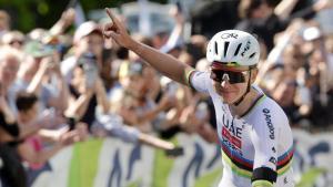 LIEGE (Belgium), 26/04/2026.- Slovenian rider Tadej Pogacar of team UAE Team Emirates XRG celebrates winning the Liege Bastogne Liege one-day cycling race over 259.5km from Liege to Liege, Belgium, 26 April 2026. (Ciclismo, Bélgica, Lieja) EFE/EPA/OLIVIER MATTHYS