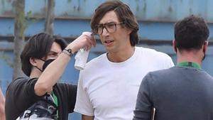 Alexis Continente, retocando el pelo a Adam Driver, en ’La casa Gucci’.