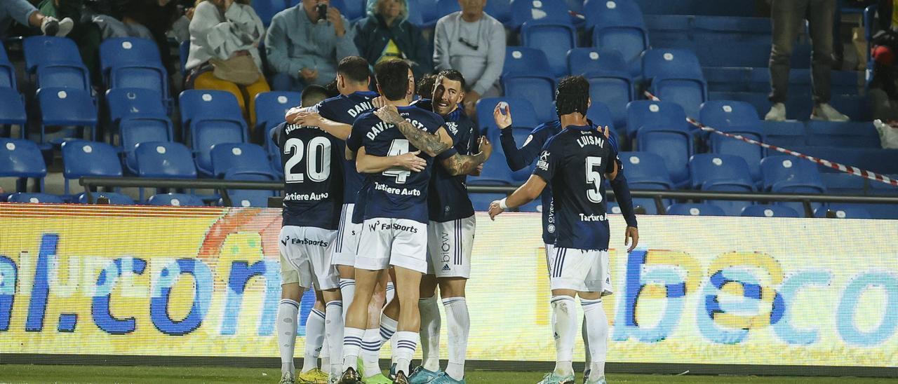 Los jugadores del Oviedo celebran el gol de la victoria en Las Palmas