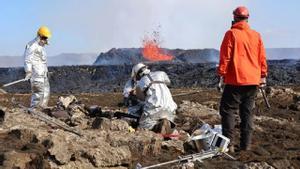 Científicos ante un volcán en Islandia