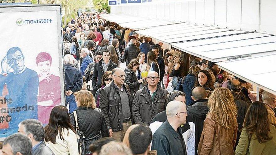 &#039;Algo tan sencillo como darte un beso&#039;, de Blue Jeans, el ejemplar más vendido en la Feria del Libro de Cáceres