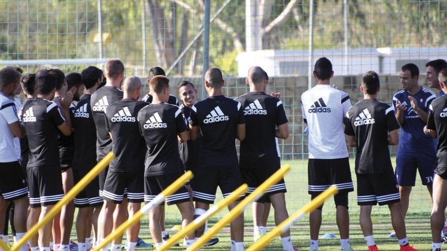 Orellana, en el centro de frente, es aplaudido por sus compañeros y el equipo técnico del Celta al inicio del entrenamiento vespertino celebrado ayer en Marbella.