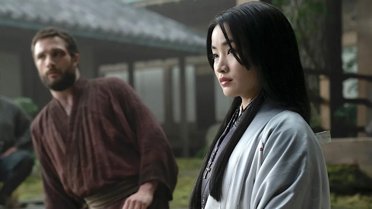 Cosmo Jarvis (John Blackthorne) y Anna Sawai (Toda Mariko) en 'Shogun'