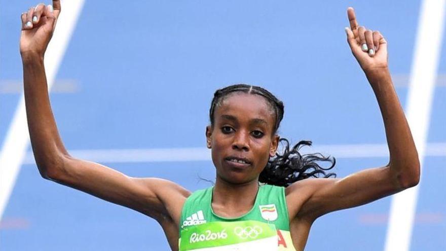La etíope Ayana destroza el récord mundial de 10.000 metros