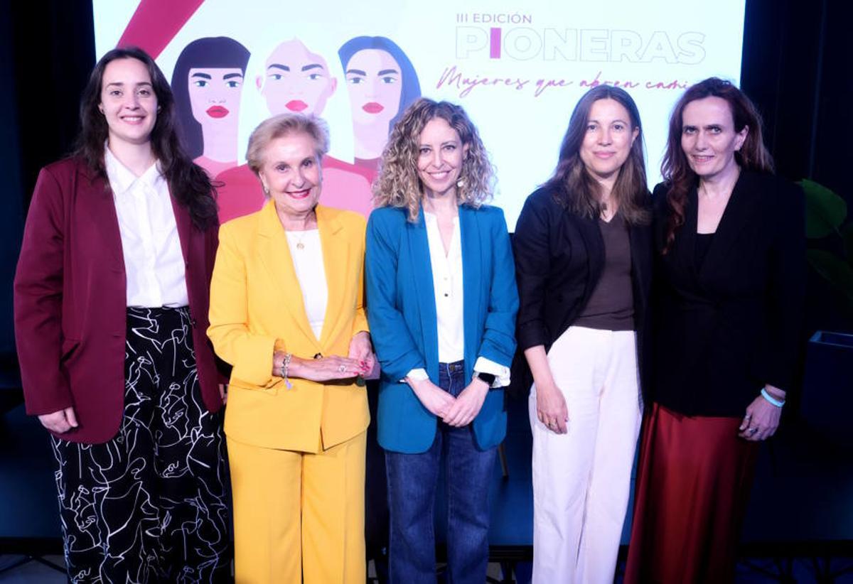 Participantes de la mesa redonda Pioneras: mujeres que abren camino. De izquierda a derecha, Elena Ceballos, doctora en Física Aplicada y colaboradora de la NASA; Carmen Quintanilla, presidenta de AFAMMER; Sonia Suárez Moreno, vocal de la Junta Rectora del Colegio de Ingenieros de Caminos, Canales y Puertos de Madrid; Camino San Millán, directora de Diversidad e Inclusión de Acciona; y la moderadora del evento, Atala Martín, directora de Branded Content de Prensa Ibérica