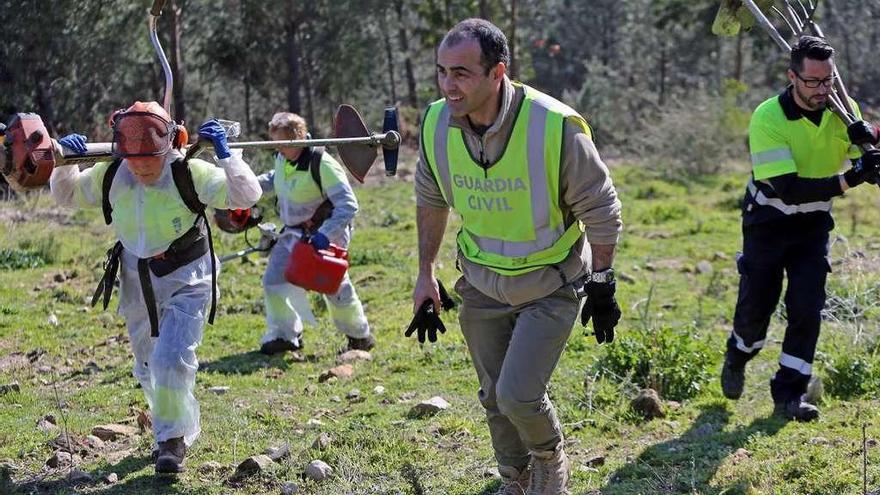 La Guardia Civil movilizó un amplio dispositivo en el que colaboraron Policía Local y operarios.