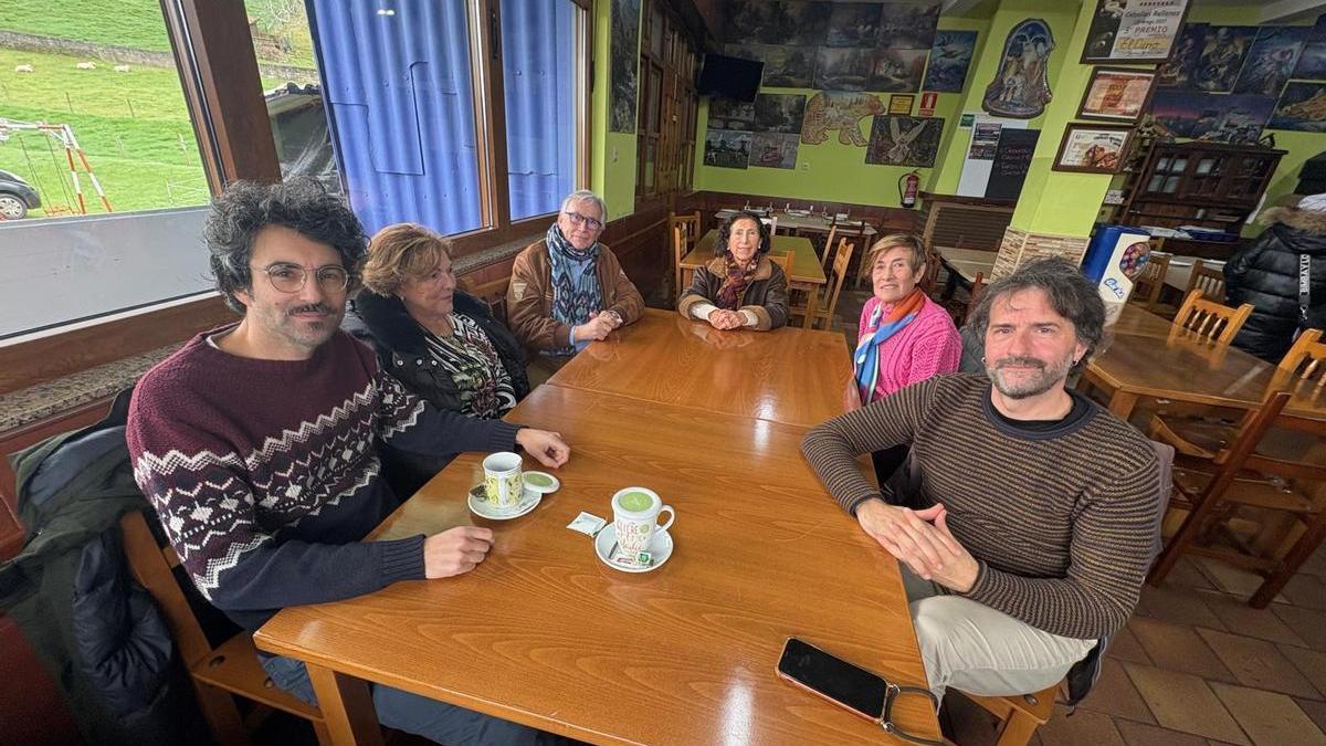 Asur Fuente y Sergio Montero, con familiares de los protagonistas de su historia.