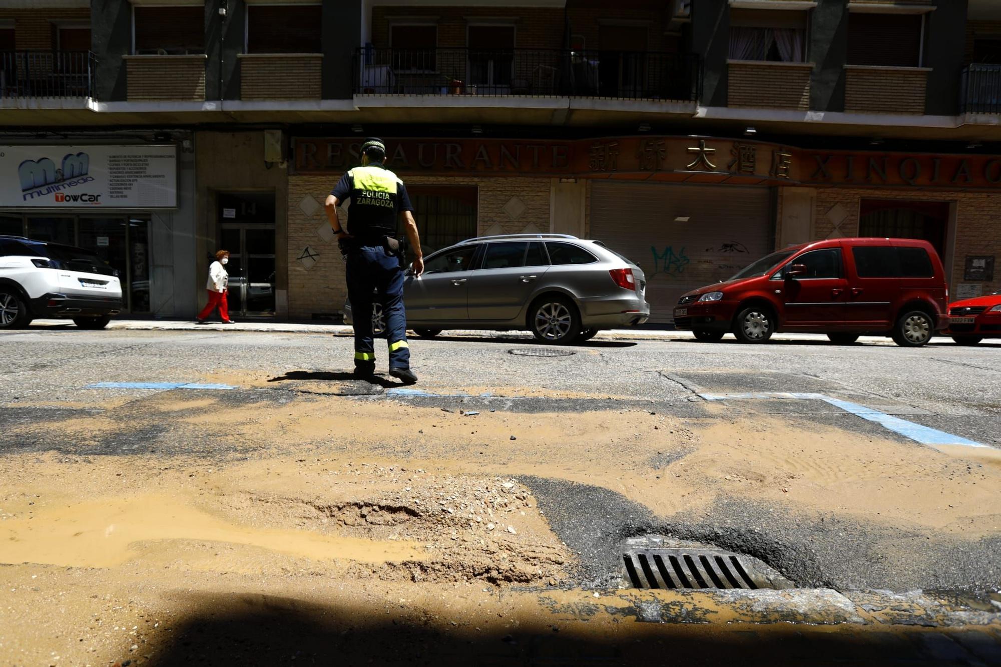 Restablecido el tráfico en la calle Ávila tras un reventón de una tubería esta mañana