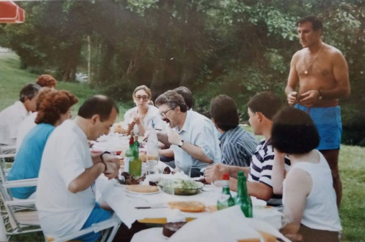 Trevín, en el centro, durante otra comida con amigos. | LNE