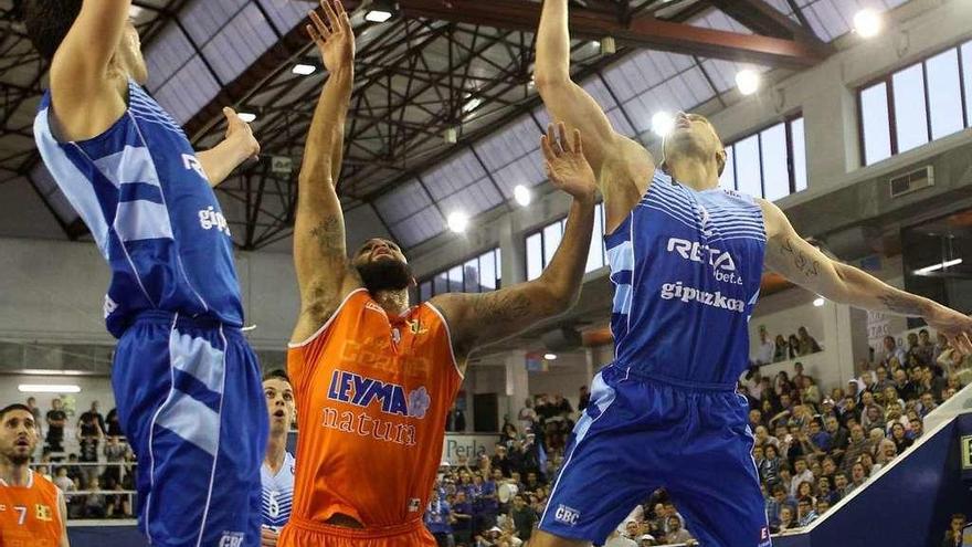 Rowley salta entre dos jugadores del Retabet.es para capturar la pelota.