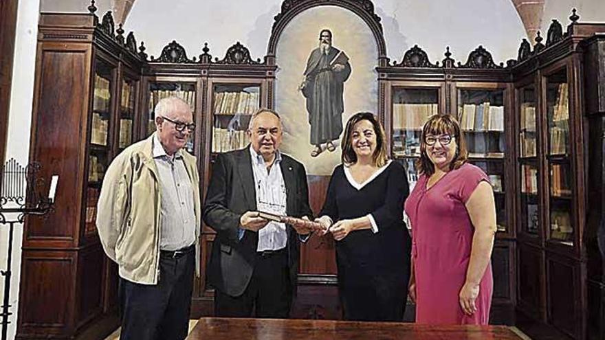 Puigserver y Sastre reciben el libro de manos de Tur y Busquets.