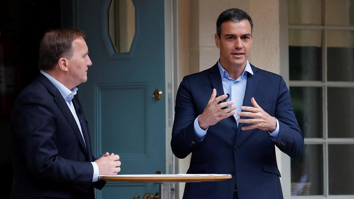 El presidente del Gobierno  Pedro Sanchez (i) durante su encuentro con el primer ministro sueco  Stefan Lofven