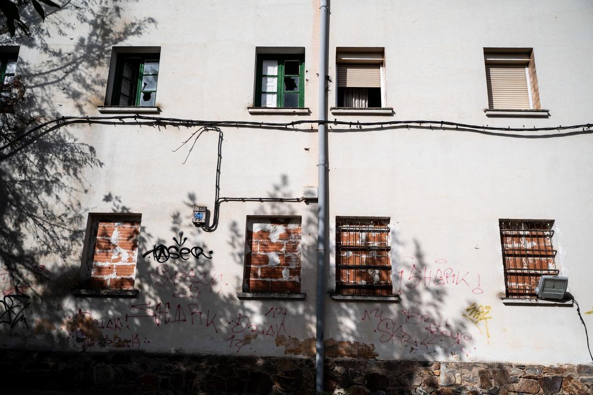 Fotogalería | Ventanas tapiadas, basura y accesos abiertos en las viviendas abandonadas en la avenida de Cervantes de Cáceres