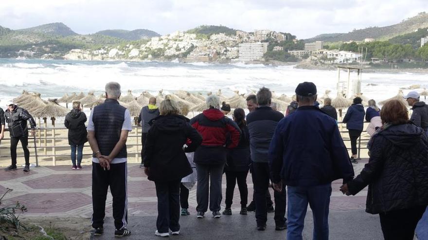 Turistas observan el oleaje de Playa Romana