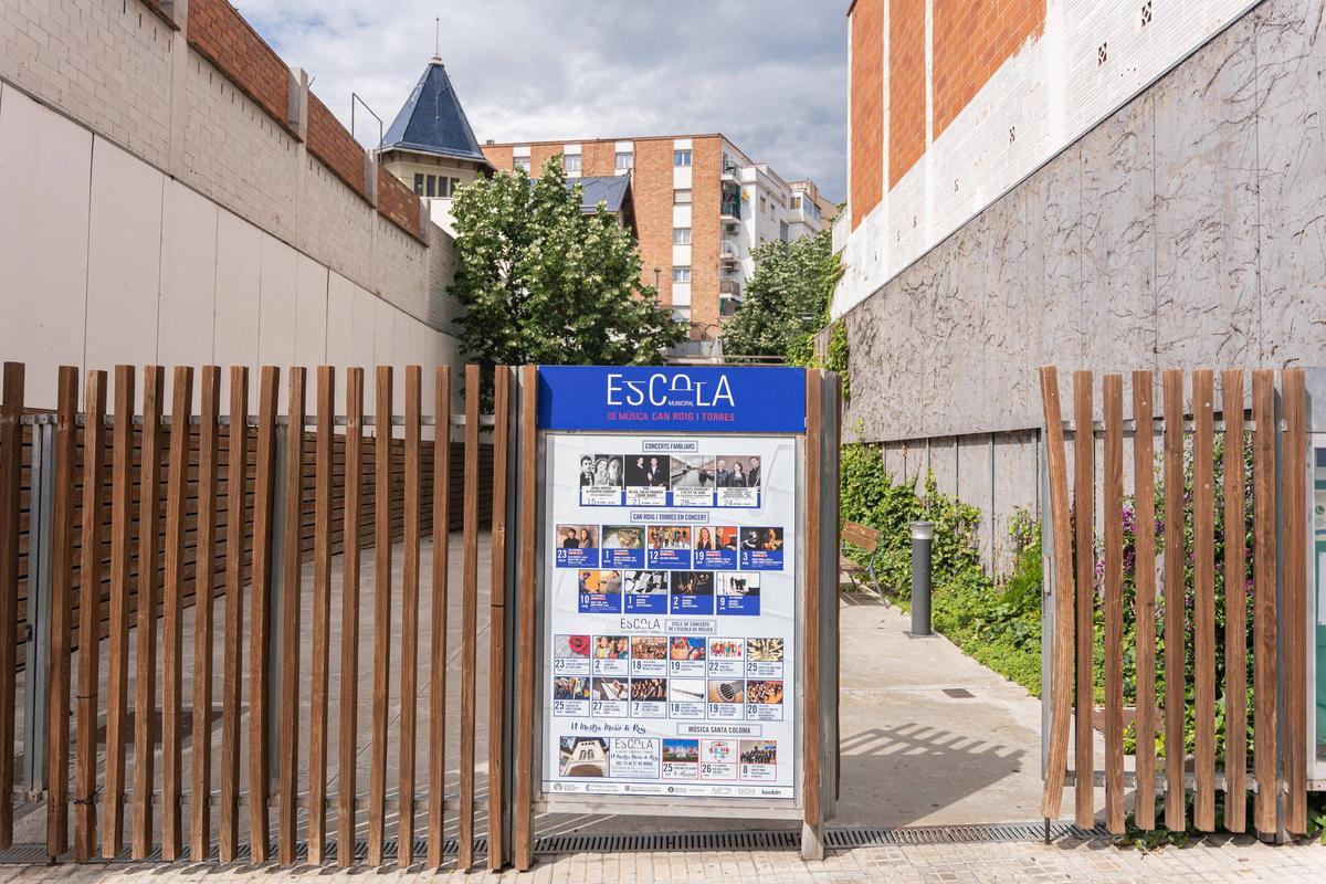 Entrada de la escuela de música Can Roig i Torres de Santa Coloma de Gramenet.