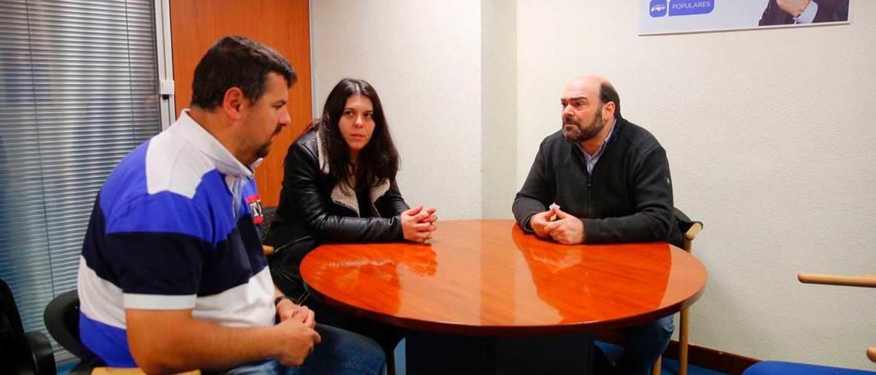 Por la izquierda, Iván Amez, Vanesa Fueyo y Agustín Iglesias Caunedo, ayer, en las oficinas que el grupo municipal del PP tiene en Oviedo.