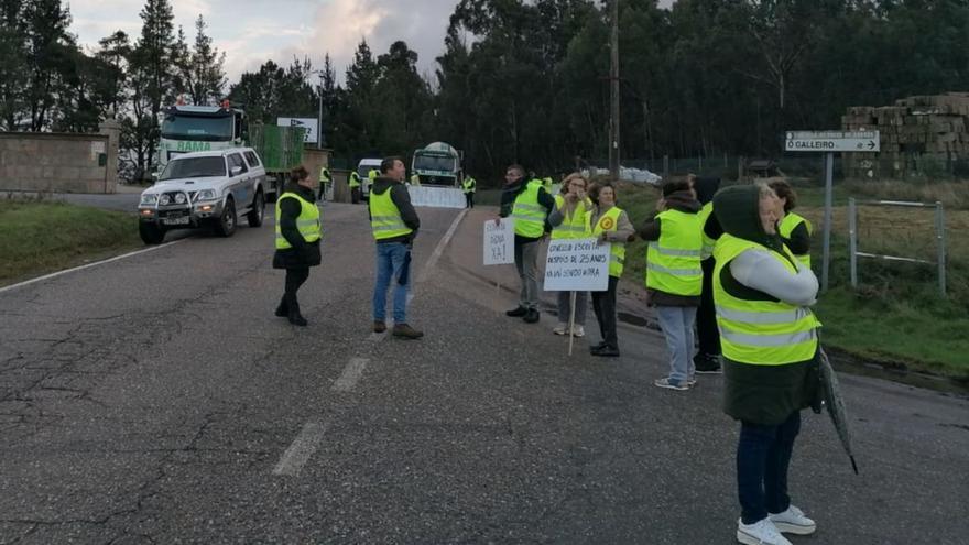 Vecinos de Pazos protestan el pasado diciembre para reclamar la mejora de la carretera EP-2702. |   // FDV