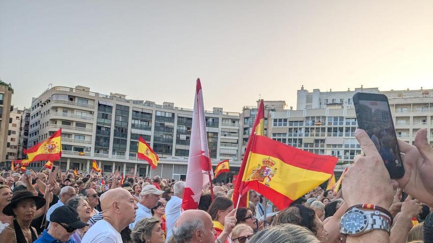 Benidorm concentra a más de 5.000 personas que claman contra Pedro Sánchez y defienden Ceuta como territorio español