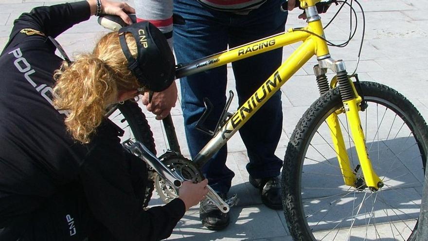 Una agente inspecciona una bicicleta robada