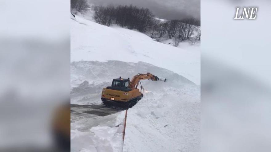 Los operarios "luchan" contra paredes gigantescas de nieve para despejar la carretera de San Isidro