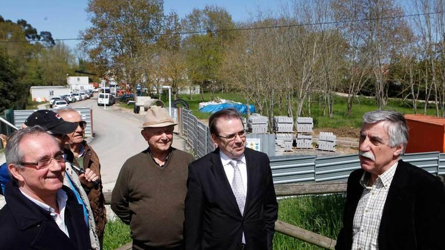 El abogado Marcelino Abraira, segundo por la derecha, junto a vecinos de la zona, ante la entrada a las obras de la depuradora en 2016.