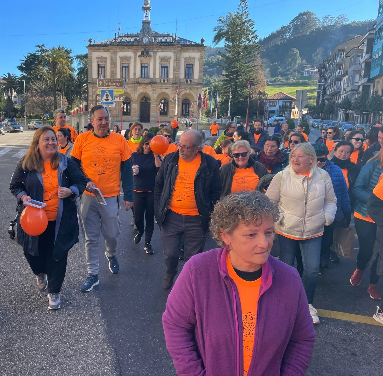 Una marea naranja de solidaridad inunda Villaviciosa: así fue la carrera de Galván