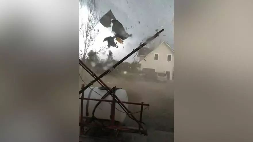 Impactantes imágenes de un tornado arrancando el tejado de una granja de Nueva York