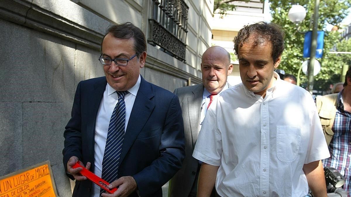 José María Múgica (derecha), junto al exdirigente socialista Nicolás Redondo Terreros, en una imagen del 2006, en la Audiencia Nacional, durante el juicio por el asesinato de Fernando Múgica.