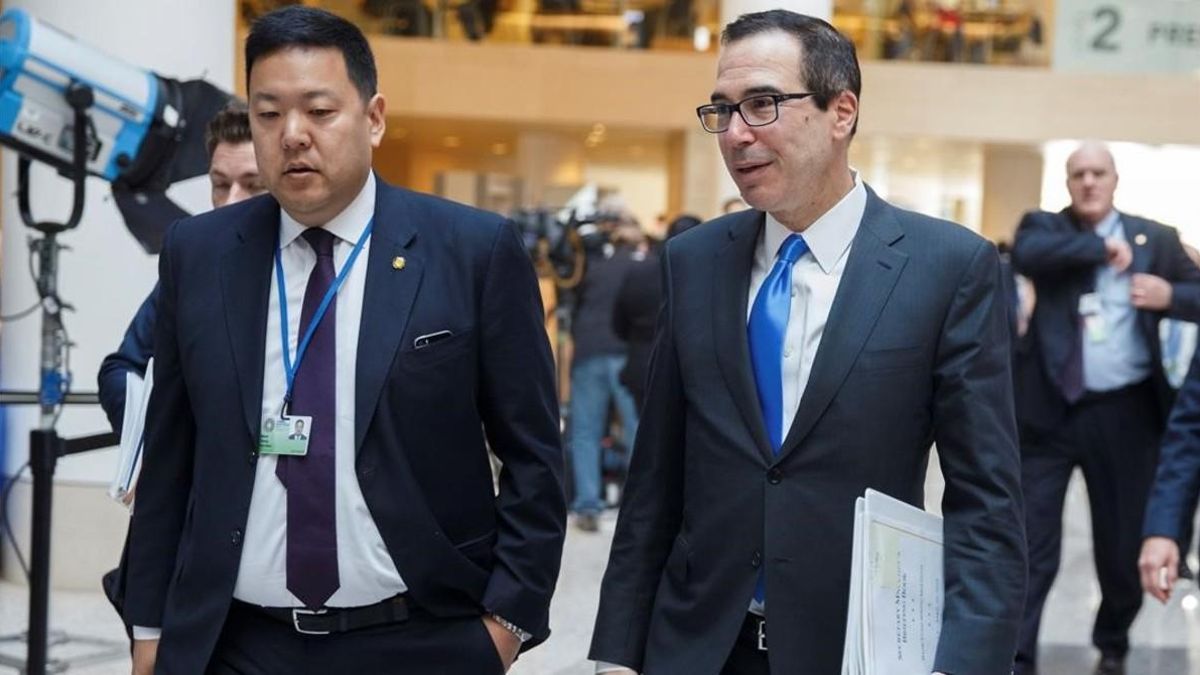 El secretario del Tesoro de Estados Unidos, Steven Mnuchin (derecha), en Washington.