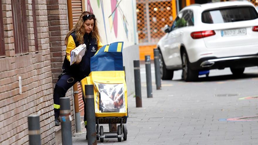 Una cartera reparte el correo en Murcia.