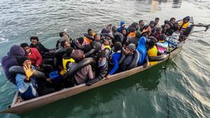 Archivo - Un barco de migrantes subsaharianos interceptado por la Guardia Nacional de Túnez
