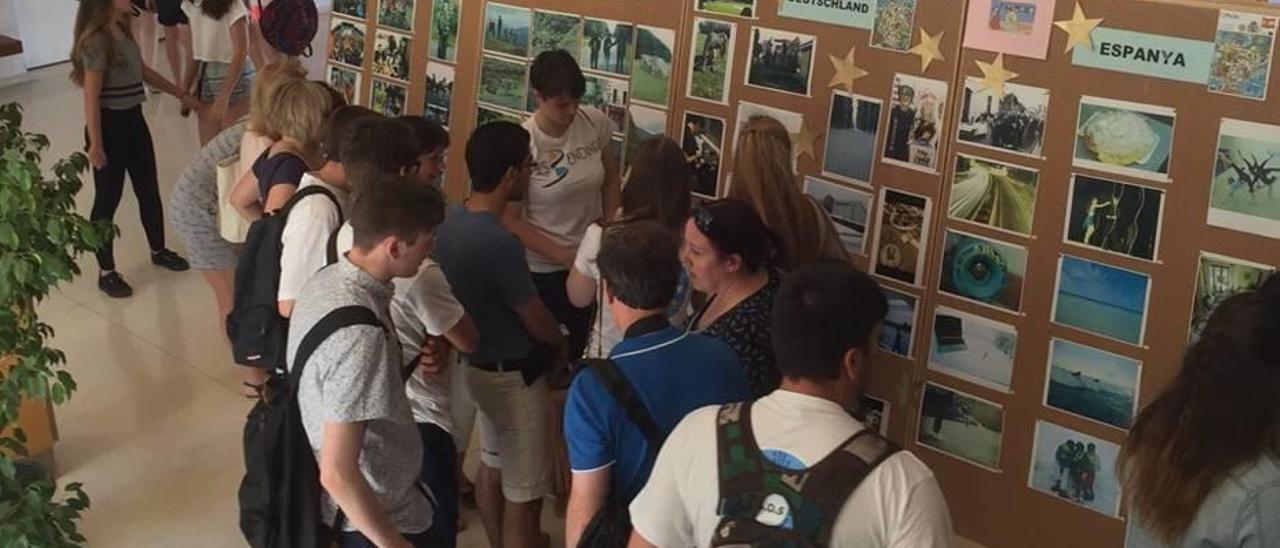 Exposició de fotografies sobre activitats a cada uns dels països a Bendinat.