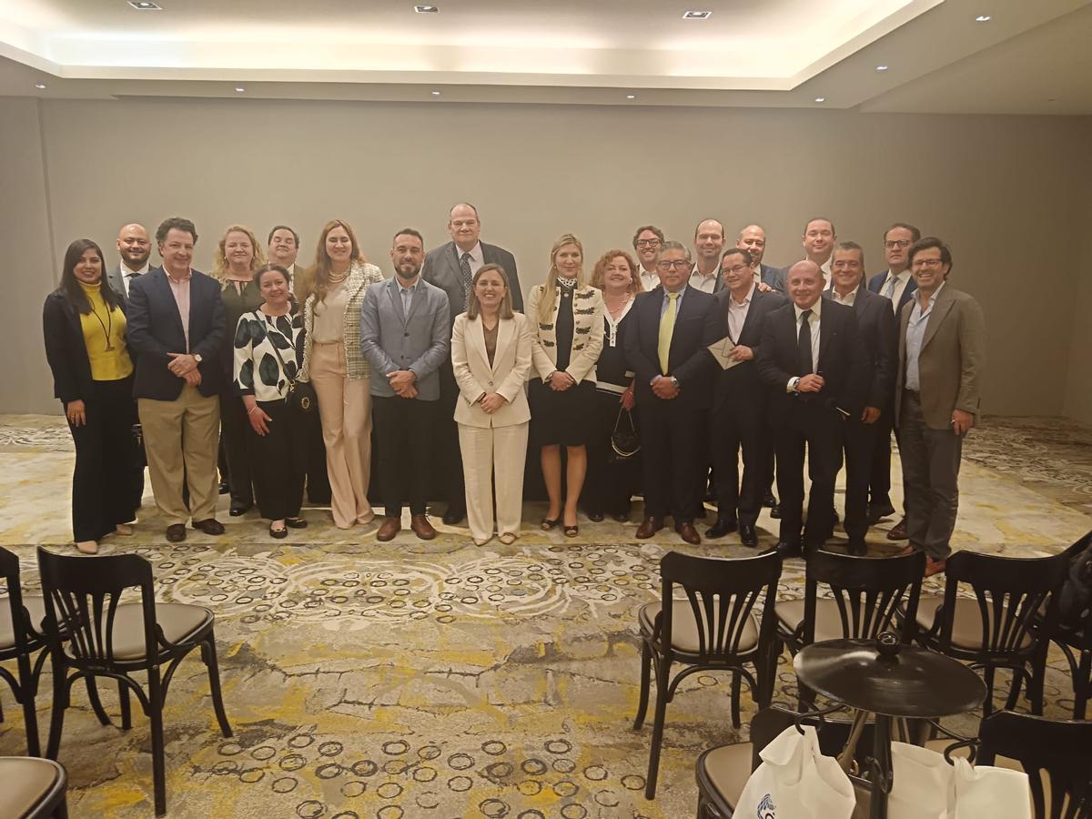 La presidenta de Fade, María Calvo, en el centro, entre Begoña Costales (Federación de Mujeres Empresarias) y José Sicre (director de la Oficina Económica de la Presidencia del Princiado) y algunos de los integrantes de la nueva asociación empresarial asturmexicana.