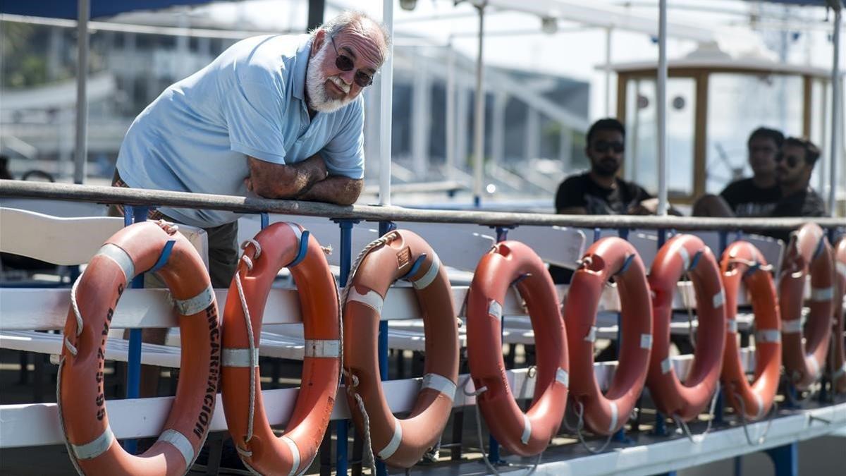 Manel Roca, copropietario y gerente de Las Golondrinas recientemente jubilado tras 50 años al frente, en cubierta de uno de los tradicionales barcos.