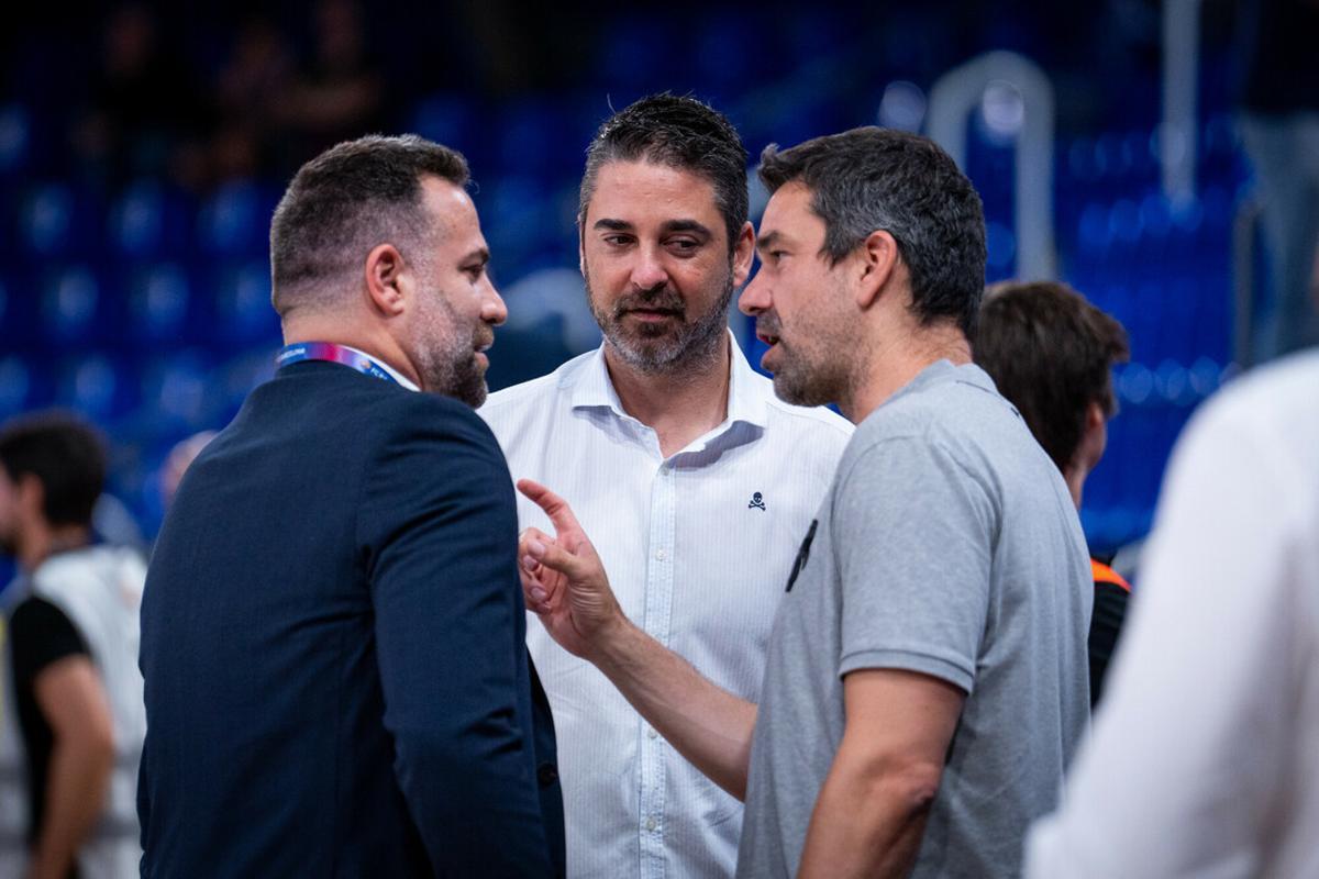 Navarro, responsable del básquet azulgrana, junto al exjugador del Unicaja, Carlos Cabezas y a Rafa Martínez, ayudante de Grimau