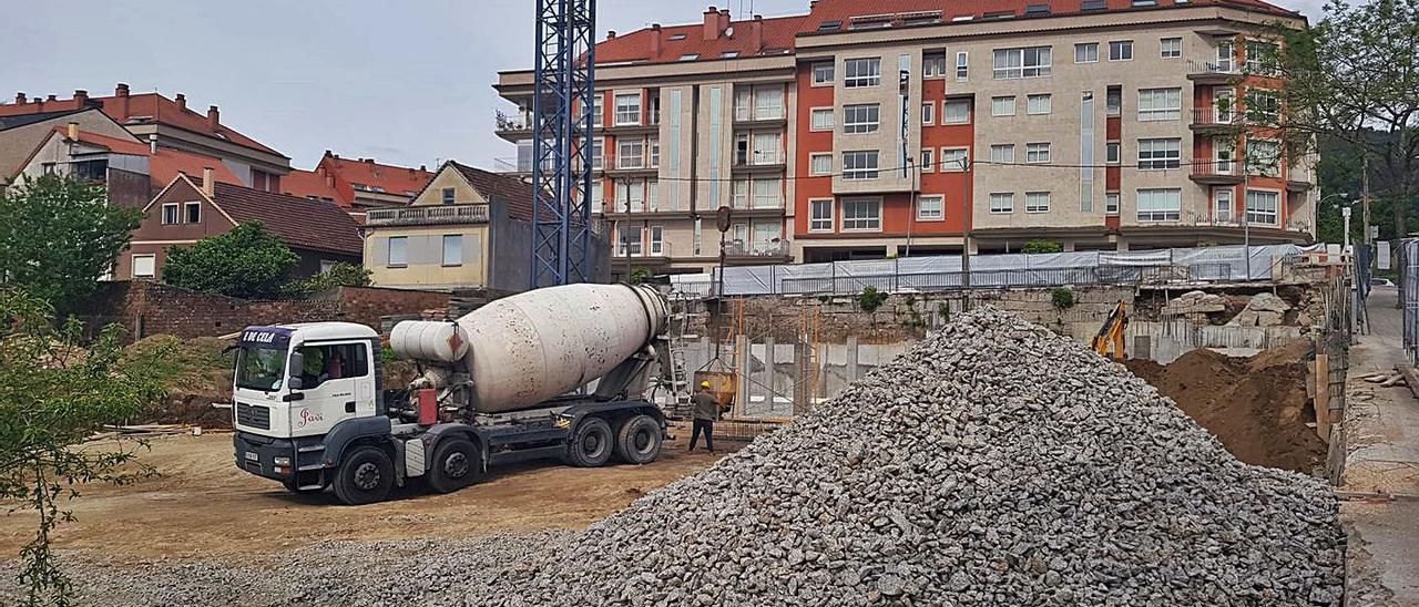 Construcción, ayer, de un edificio en Sisalde, al lado del ámbito que acogerá el centro de salud. | // G.N.