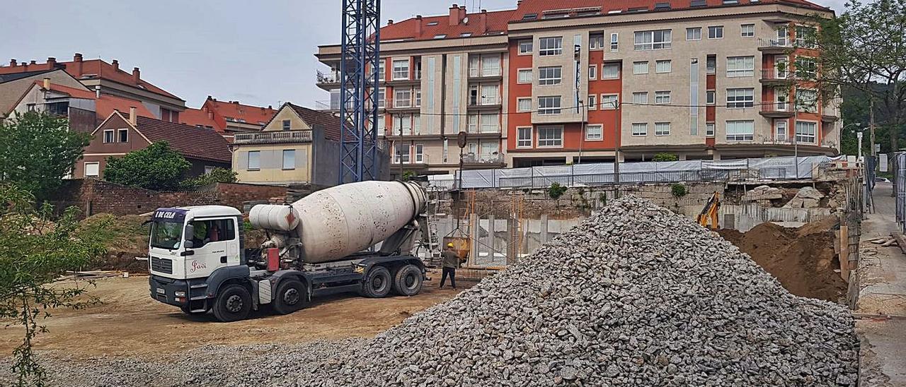 Construcción, ayer, de un edificio en Sisalde, al lado del ámbito que acogerá el centro de salud. |   // G.N.