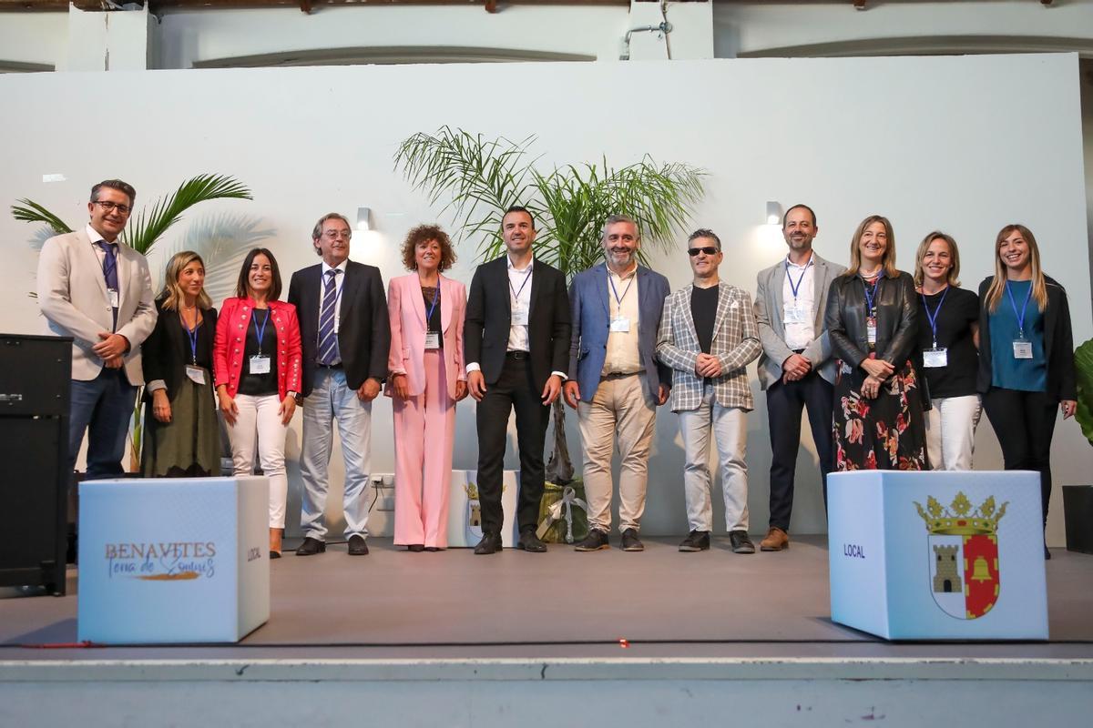 Carlos Gil, en el centro con Mompó, en unas jornadas en Benavites.