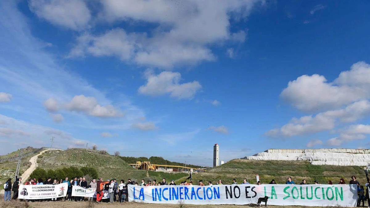 Imagen de archivo de una marcha en Villa de Vallecas, en 2024, para pedir el cierre de la incineradora de Valdemingómez para 2025 y un cambio en la política de residuos del Gobierno de la Comunidad de Madrid.